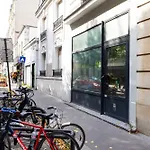 Cozy Nest Just Steps Away From The Lively Nation District