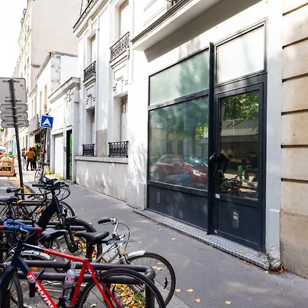 Cozy Nest Just Steps Away From The Lively Nation District *